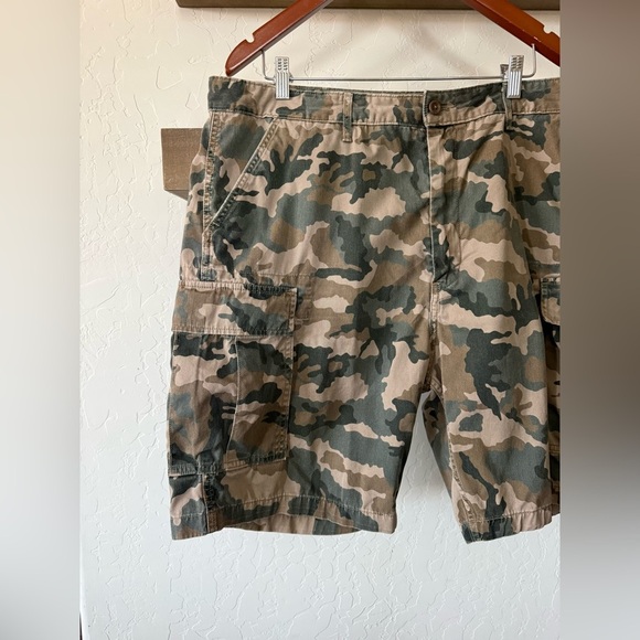 Levi's Other - Levi’s|Men’s Olive Camouflage Cargo Shorts, size 40•••Summer closet staple